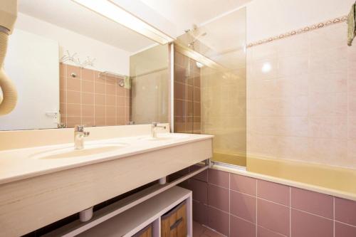 une salle de bain avec deux lavabos et un miroir dans l'établissement Résidence Les Bergers - maeva Home - Studio 4 personnes - Confort MAE-9591, à Huez