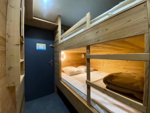 Postel nebo postele na pokoji v ubytování Résidence Vanoise - VAL THORENS location: Studio pour 4 en plein centre de la station MAE-9107