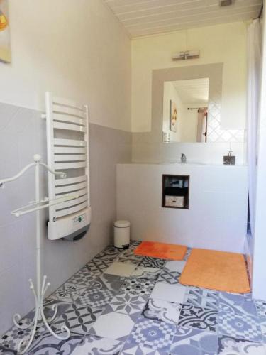 La salle de bains est pourvue de carrelage et d'un miroir. dans l'établissement Gîte de France La valade 2 épis - Gîte de France 4 personnes MAE-9404, à Cublac