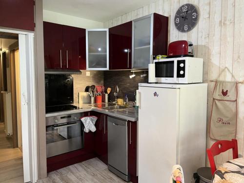 Photo de la galerie de l'établissement Résidence SARRIERE - Studio pour 6 Personnes MAE-3644, à Eaux-Bonnes