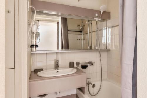 a bathroom with a sink and a mirror at Résidence Le Cédrat - maeva Home - Appartement 2 Pièces 4 Personnes - Conf 17 in Avoriaz