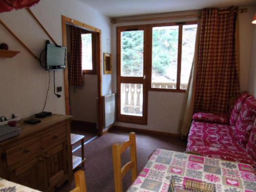 Cette chambre comprend un lit, une table et un canapé. dans l'établissement Résidence Melezets - Studio pour 4 Personnes MAE-0954, à Modane