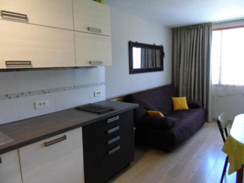 une cuisine et un salon avec un canapé dans l'établissement Résidence Melezets - Studio pour 4 Personnes MAE-2394, à Modane