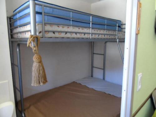 un lit superposé vide dans un dortoir avec couloir dans l'établissement Résidence Melezets - Studio pour 4 Personnes MAE-2394, à Modane