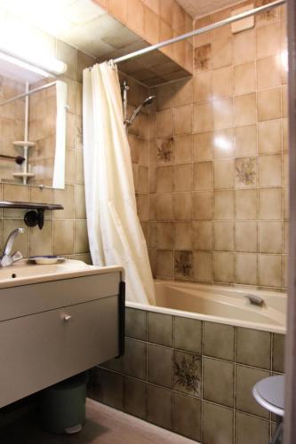 une salle de bain avec une baignoire, un lavabo et une douche dans l'établissement Résidence Serac - VAL THORENS location: Confortable studio pour 4 pers, dans le haut de la station MAE-9117, à Val Thorens