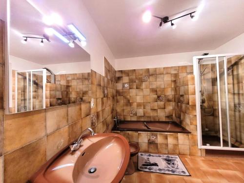 uma casa de banho com uma banheira e um lavatório em Gîte de France De baudran 3 épis - Gîte de France 6 personnes 424 