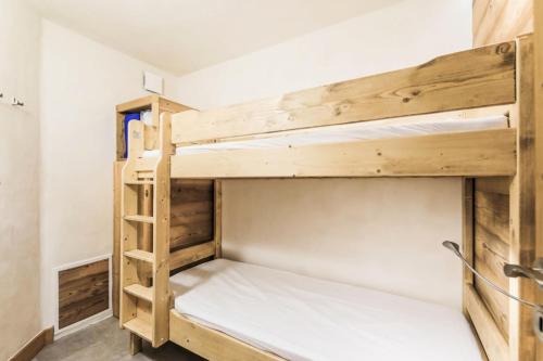 une chambre avec deux lits superposés dans l'établissement Quartier Crève Cœur - maeva Home - Appartement 2 pièces 6 personnes skis aux pieds - Prestige - Super Home MAE-0476, à Valmorel