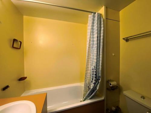 La salle de bains est pourvue d'un lavabo et d'un rideau de douche. dans l'établissement Résidence Hauts De La Vanoise - Studio pour 2 Personnes 24, à Val Thorens