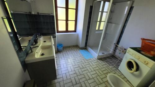 bagno con lavandino e lavatrice di Gîte de France à Latronche 2 épis - Gîte de France 6 personnes 454 