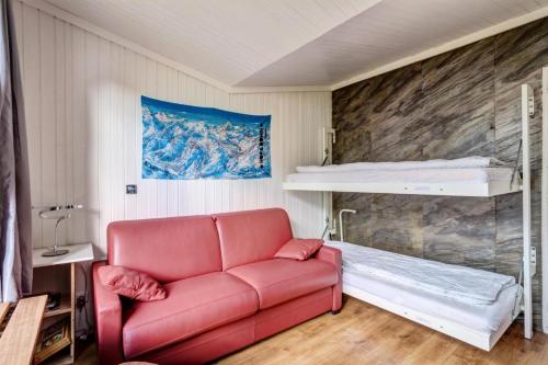- un salon avec un canapé et des lits superposés dans l'établissement Appartement à Tignes avec accès direct aux pistes - Appartement 2 pièces 6 personnes Sélection MAE-1191, à Tignes