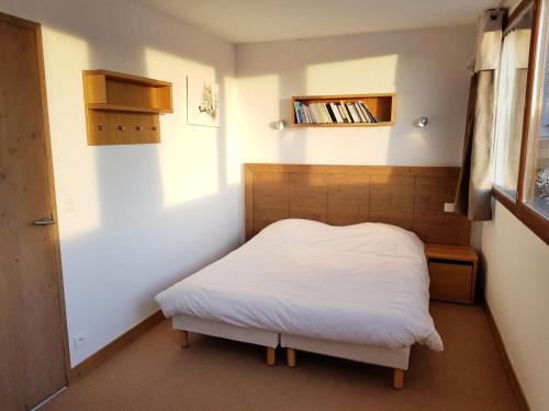 Un dormitorio pequeño con una cama blanca y una ventana. en Résidence Roc Belleface C - Agréable et spacieux quatre pièces équipé pour 10 personnes avec vue panoramique dans une résidence avec piscine et sauna MAE-1655, en Arc 1600
