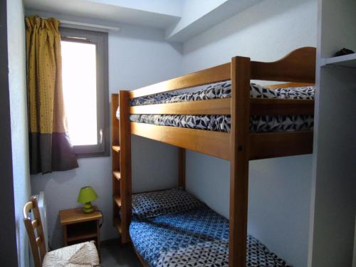 2 Etagenbetten in einem Zimmer mit Fenster in der Unterkunft Chalet Arrondaz - 3 Pièces pour 6 Personnes 044 in Modane