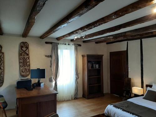 a bedroom with a bed and a large window at Gîte de France Gîte des papous 4 épis - Gîte de France 10 personnes MAE-9494 in Pierrefitte