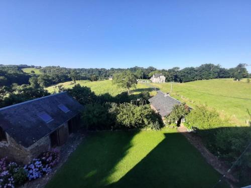 an overhead view of a house with a green lawn at Gîte de France Gîte des papous 4 épis - Gîte de France 10 personnes MAE-9494 in Pierrefitte