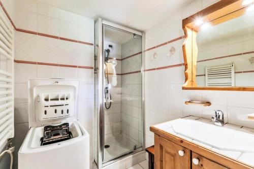 une salle de bain avec un lavabo et une machine à laver dans l'établissement Résidence Les Fermes de Méribel - maeva Home - Appartement 5 pièces 10 personnes Prestige MAE-1374, à Les Allues