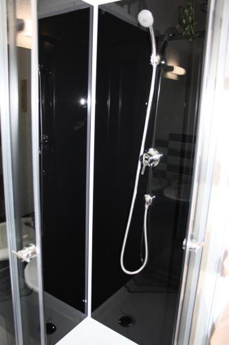 une douche dans une salle de bain avec une porte vitrée dans l'établissement Appartement à la Mongie avec accès direct aux pistes - Appartement 3 Pièces 6 personnes MAE-1230, à La Mongie