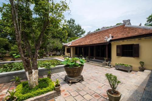Taman di luar Silk Path Grand Hue Hotel
