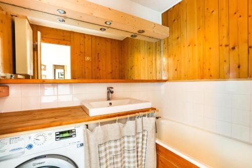 une salle de bain avec un lavabo et une machine à laver dans l'établissement Résidence Versant Sud - Agréable appartement 2 pièces 7 personnes à Arc 1600 dans une résidence avec piscine extèrieure proche des pistes et des commerc MAE-1685, à Arc 1600