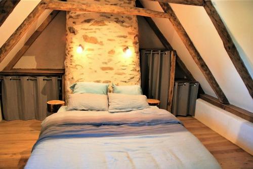 Ένα ή περισσότερα κρεβάτια σε δωμάτιο στο Gîte de France Gîte de coiral 3 épis - Gîte de France 2 personnes 524