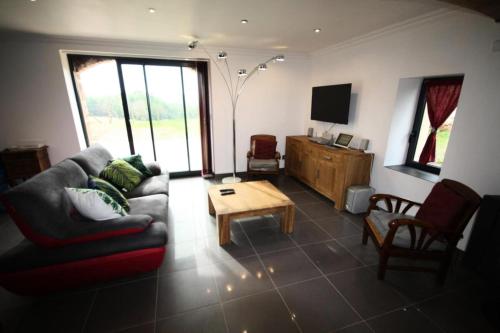 Saint-Cyr-la-RocheにあるGîte de France Le grand cluzel 4 épis - Gîte de France 8 personnes MAE-9554のギャラリーの写真