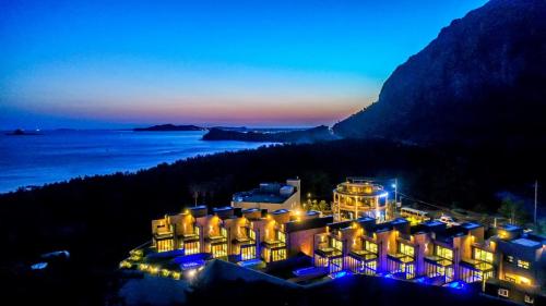 une vue aérienne d'un bâtiment la nuit dans l'établissement Ocean Brick Poolvilla, à Seogwipo