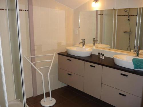 Baño con 2 lavabos y espejo en Gîte de France à Vars-sur-Roseix 3 épis - Gîte de France 5 personnes 624, 