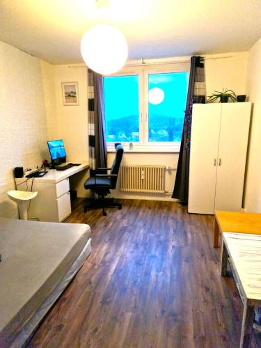 een kamer met een bed, een bureau en een raam bij 20m² Cozy Nice Room 12 min. near the center Alexandeplatz in Berlijn