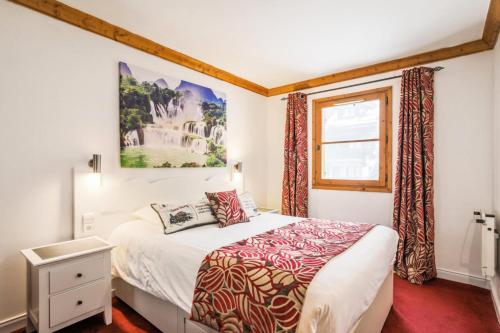 une chambre avec un lit et une fenêtre dans l'établissement Résidence Les Arcs 1950 Le Village - maeva Home - Appartement 2 pièces 4 personnes Exclusive MAE-2311, à Bourg-Saint-Maurice