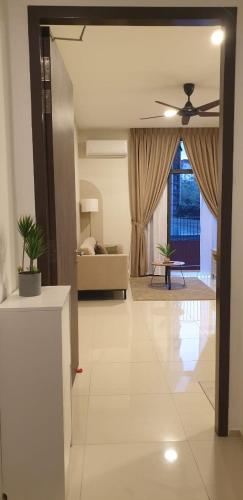 een woonkamer met een bank en een plafondventilator bij Homestay 2 Bedroom KLCC Wifi Netflix in Kuala Lumpur