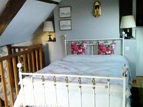 1 dormitorio con 1 cama blanca con sillas rosas en Gîte de France à Chaveroche 2 épis - Gîte de France 2 personnes 664, 