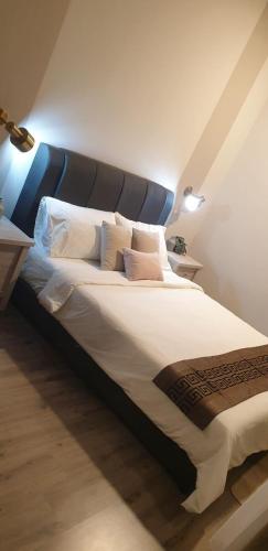 ein Schlafzimmer mit einem großen Bett mit weißer Bettwäsche und Kissen in der Unterkunft Homestay 2 Bedroom KLCC Wifi Netflix in Kuala Lumpur