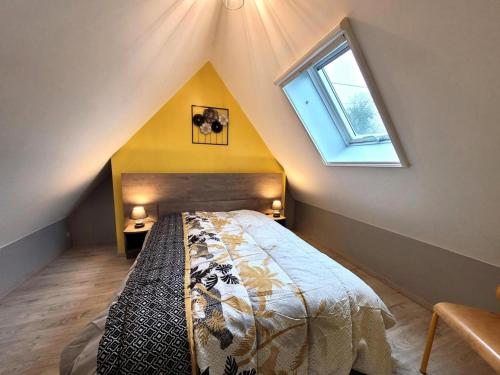 - une chambre mansardée avec une fenêtre dans l'établissement Gîte de France La maison de thienot 3 épis - Gîte de France 3 personnes MAE-9724, à La Bitarelle