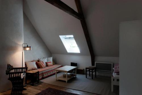 ein Wohnzimmer mit einem Sofa und einem Fenster in der Unterkunft Gîte de France Fanfou 3 épis - Gîte de France 4 personnes 694 in Saint-Yrieix-le-Déjalat