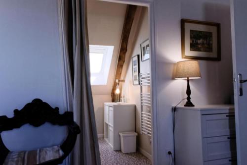 ein Schlafzimmer mit einem Bett, einer Lampe und einem Fenster in der Unterkunft Gîte de France Fanfou 3 épis - Gîte de France 4 personnes 694 in Saint-Yrieix-le-Déjalat