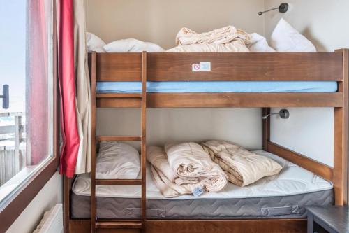 a couple of bunk beds in a room at Résidence Quartier Falaise - maeva Home - Appartement 2 pièces 4 personnes Sélection MAE-2593 in Avoriaz
