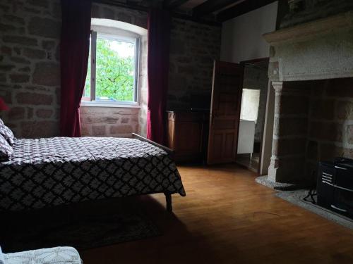 um quarto com uma cama e uma janela em Gîte de France Des alpagas 3 épis - Gîte de France 6 personnes 784 em Chaumeil