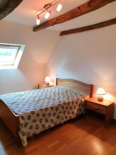 une chambre avec un lit et deux tables de nuit dans l'établissement Gîte de France Gîte de lachaud 3 épis - Gîte de France 4 personnes MAE-9774, à Albussac