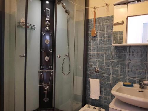 une salle de bain avec douche et lavabo dans l'établissement Gîte de France à Brive-la-Gaillarde 3 épis - Gîte de France 4 personnes MAE-9794, à Brive-la-Gaillarde