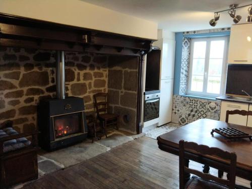 Μια τηλεόραση ή/και κέντρο ψυχαγωγίας στο Gîte de France La maisonnette 2 épis - Gîte de France 2 personnes MAE-9764