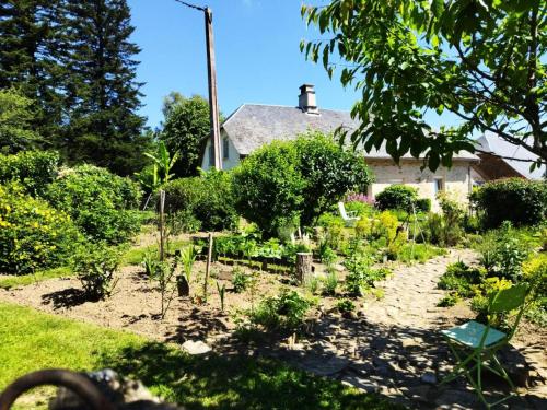 a garden in front of a house at Gîte de France C'est tout vert 4 épis - Gîte de France 5 personnes MAE-9824 in Condat-sur-Ganaveix