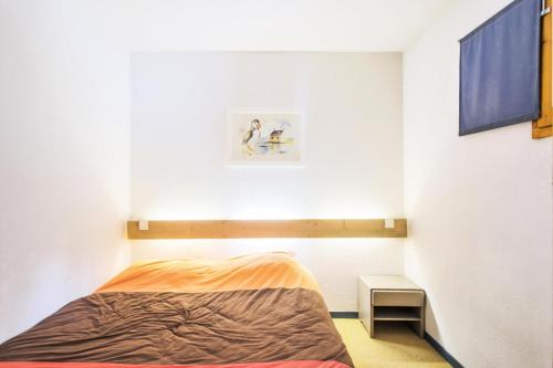 une chambre avec un lit dans une pièce dans l'établissement Résidences quartier Charmettoger - maeva Home - Appartement 3 pièces 6 personnes - Budget MAE-4507, à Arc 1800