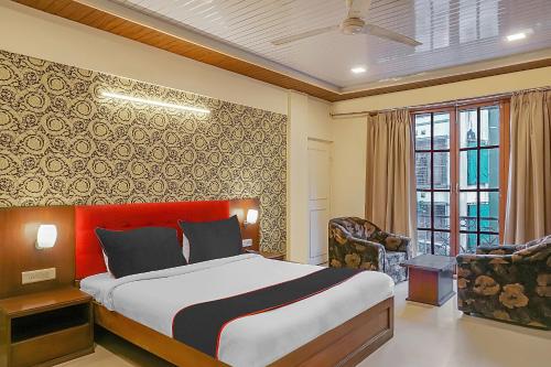 Habitación de hotel con cama y silla en Collection O Sukhsagar Resort, en Lonavala