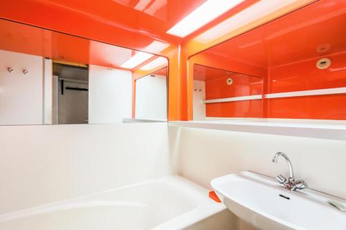 une salle de bain avec un lavabo et un miroir dans l'établissement Résidences quartier Charmettoger - maeva Home - Grand studio duplex 5 personnes Budget MAE-4995, à Arc 1800