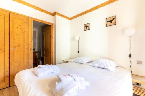 - une chambre avec 2 serviettes blanches sur un lit dans l'établissement Résidence Les Arcs 1950 Le Village - maeva Home - Appartement 3 pièces 6 personnes Prestige MAE-4997, à Bourg-Saint-Maurice