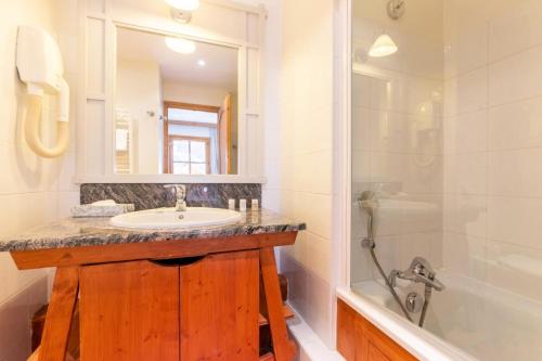 une salle de bain avec un lavabo et une douche dans l'établissement Résidence Les Arcs 1950 Le Village - maeva Home - Appartement 3 pièces 6 personnes Prestige MAE-4997, à Bourg-Saint-Maurice
