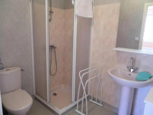 uma casa de banho com um chuveiro, um WC e um lavatório. em Gîte de France Le moulin 2 épis - Gîte de France 4 personnes 844 em Argentat