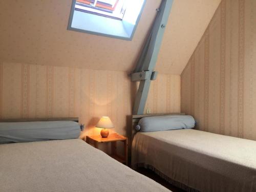 a small room with two beds and a window at Gîte de France à Puy-d'Arnac 3 épis - Gîte de France 4 personnes MAE-9864 in Puy-dʼArnac