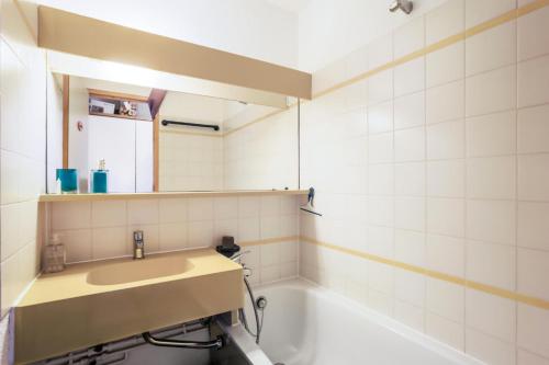 une salle de bain avec un lavabo et une baignoire dans l'établissement Résidence Le Hameau du Sauget - maeva Home - Appartement 2 pièces 4 personnes Confort MAE-5604, à La Plagne Tarentaise