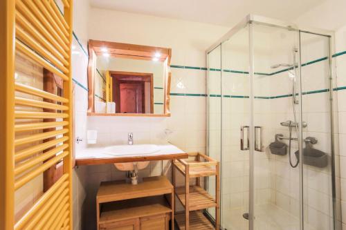 uma casa de banho com um lavatório e um chuveiro em Résidence Les Alpages de Reberty - maeva Home - Appartement 3 pièces 6 pers 26 em Les Menuires
