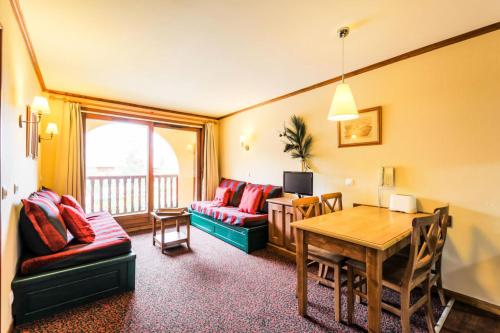 un salon avec une table et une salle à manger dans l'établissement Résidence L'Alpaga - maeva Home - Appartement 2 pièces 5 personnes Confort MAE-1867, à La Salle Les Alpes